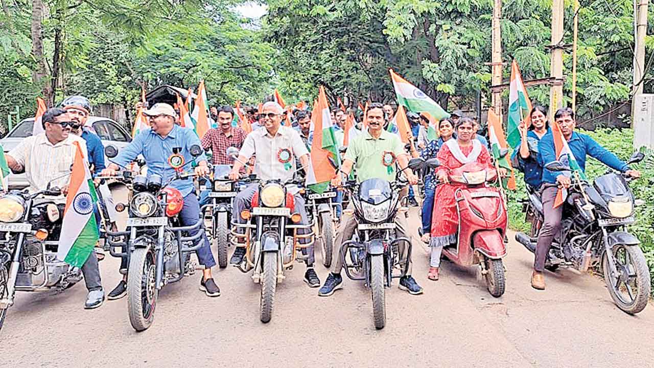 వజ్రోత్సవాలకు తరలిన నేతలు