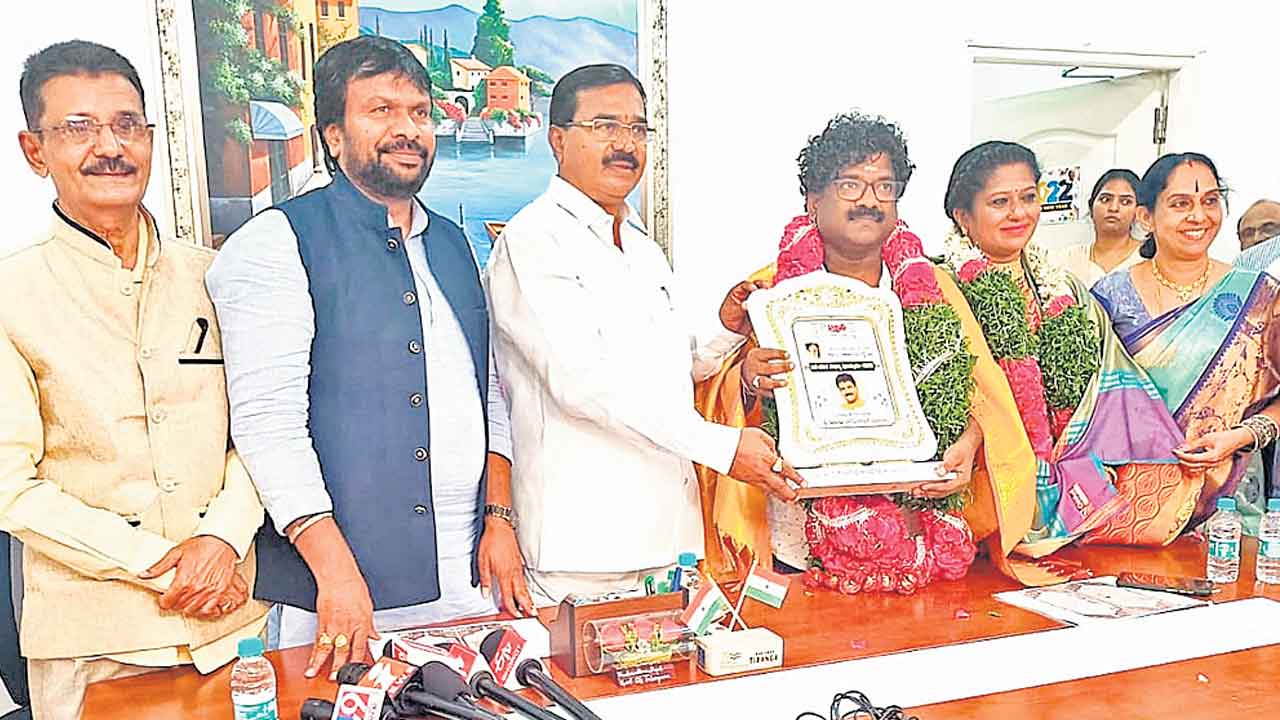 చంద్రబోస్‌కు సినారె లైఫ్‌టైమ్‌ అచీవ్‌మెంట్‌ అవార్డు