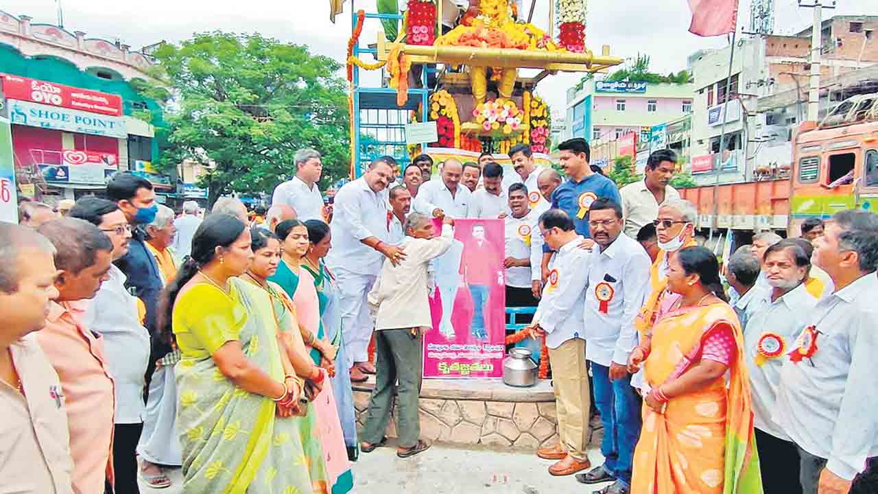 మరోసారి వస్త్రమే అస్త్రంగా