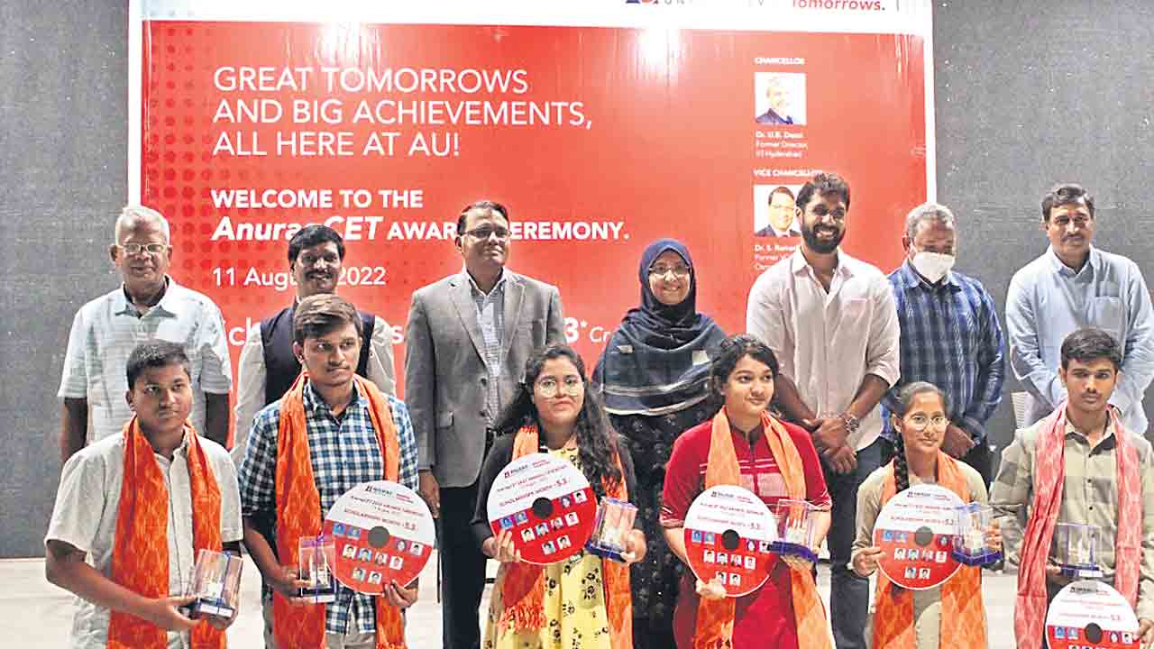 అనురాగ్‌ సెట్‌ ర్యాంకర్లకు ఉచిత ల్యాప్‌ టాప్‌లు