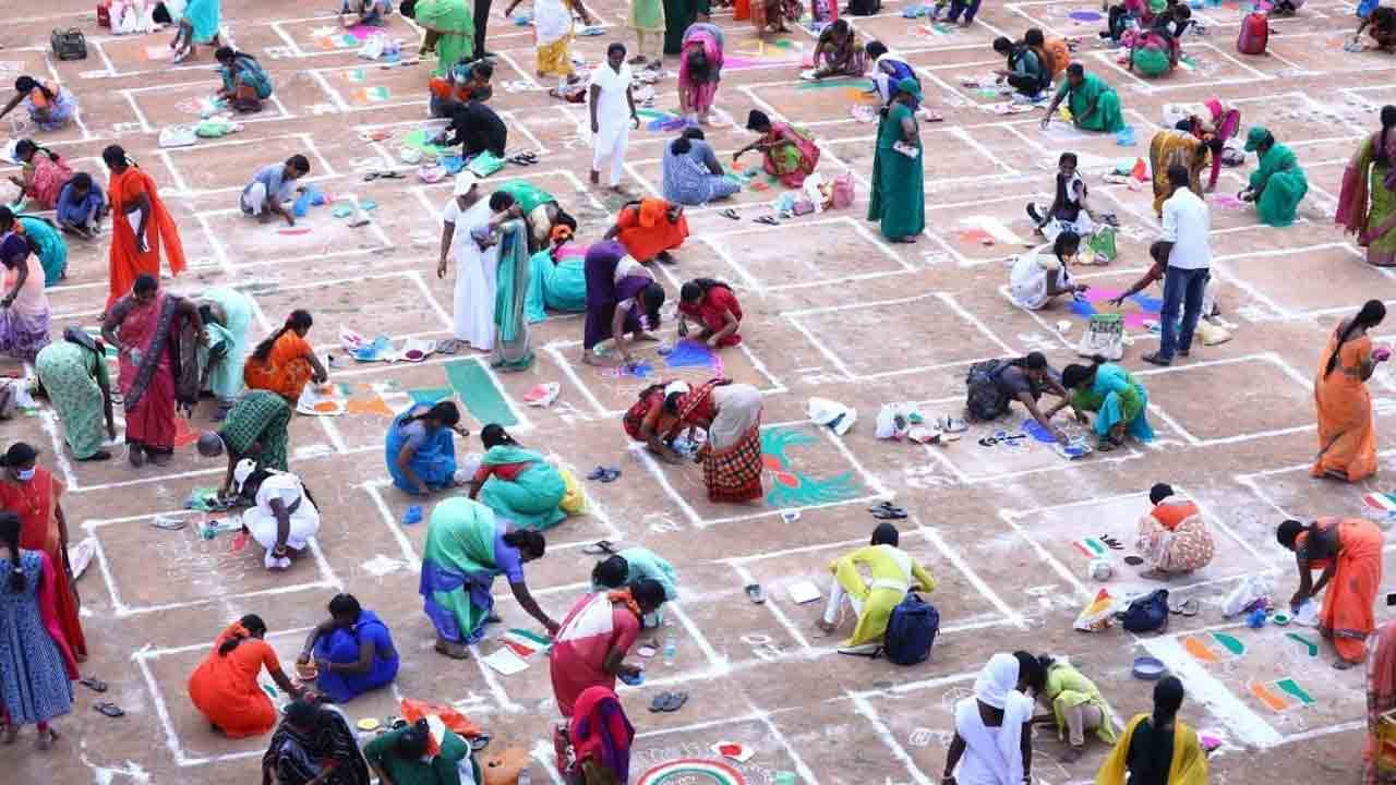 పుడమిని ముద్దాడిన మువ్వన్నెలు