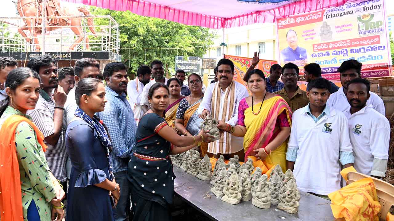 పర్యావరణ పరిరక్షణకు మట్టి గణపతులనే పూజిద్దాం