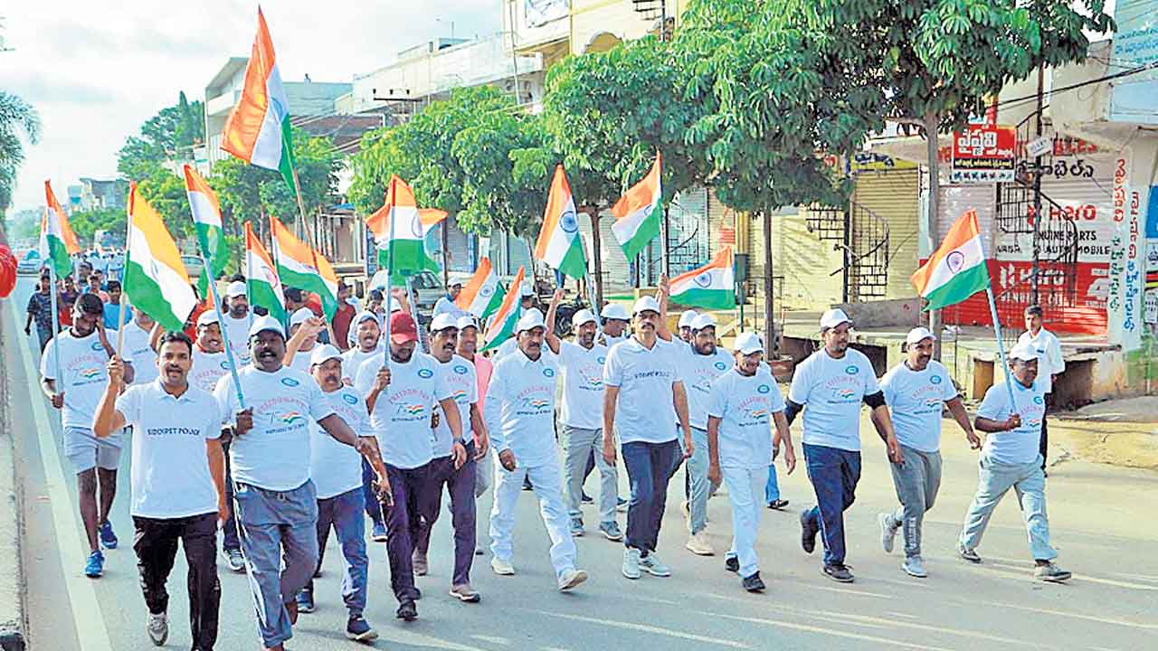 దేశకీర్తిని నలుదిశలా చాటాలి