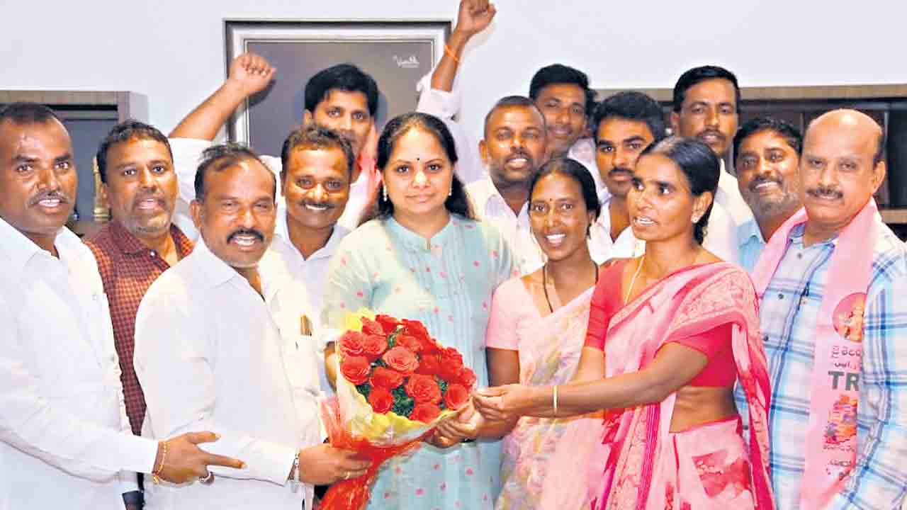 సీఎం చిత్రపటానికి ఫీల్డ్‌ అసిస్టెంట్ల క్షీరాభిషేకం