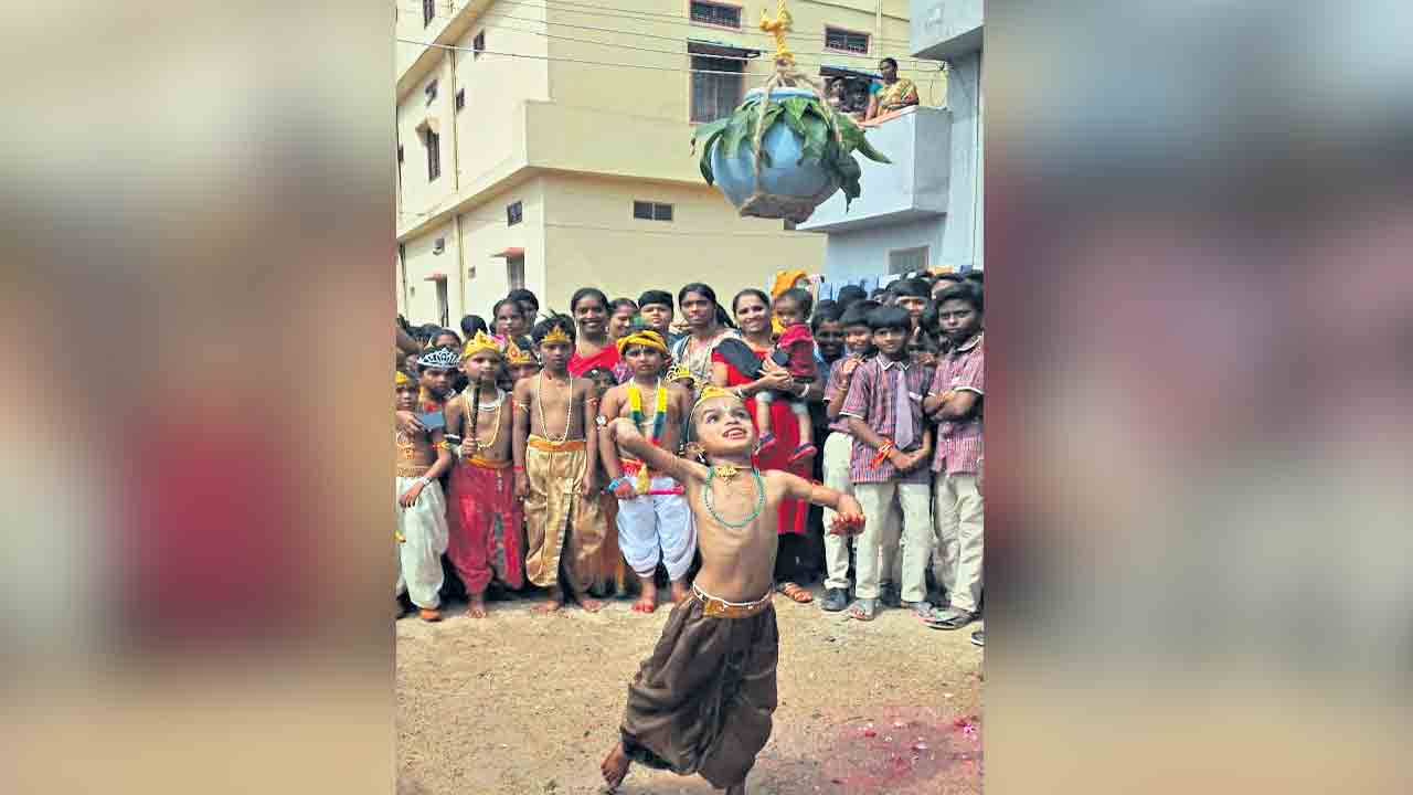 ముకుందా.. ముకుందా..