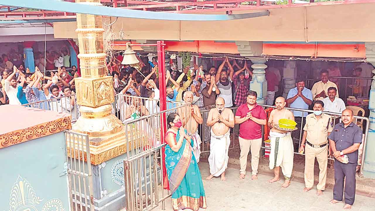 మంథన్‌గౌరెల్లిలో హైనాల కలకలం