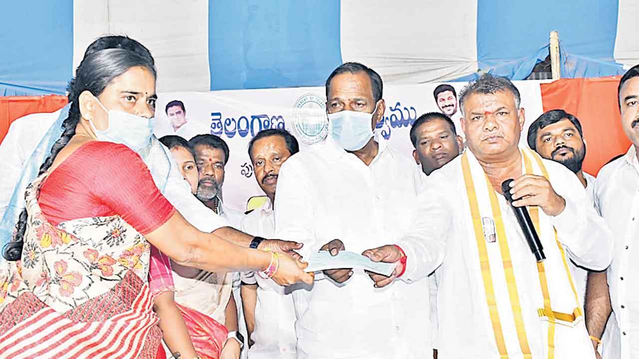 పేదల నడ్డివిరుస్తున్న బీజేపీ