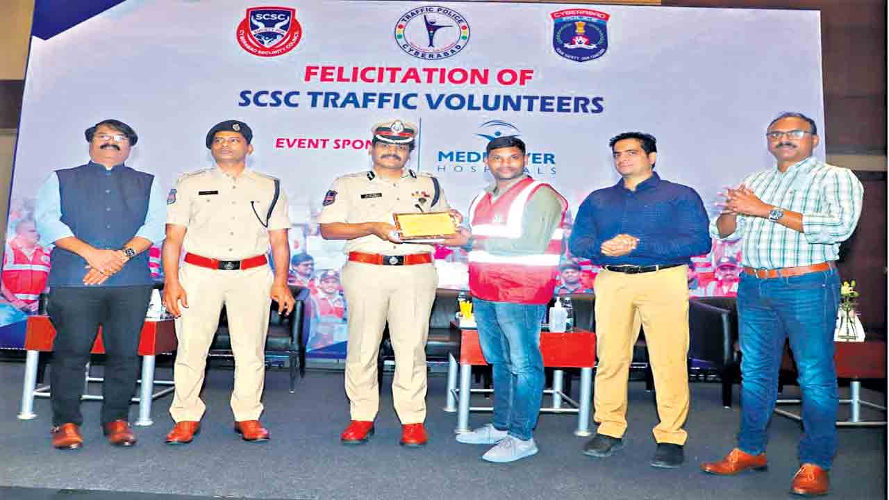 ట్రాఫిక్‌ వలంటీర్లకు సన్మానం