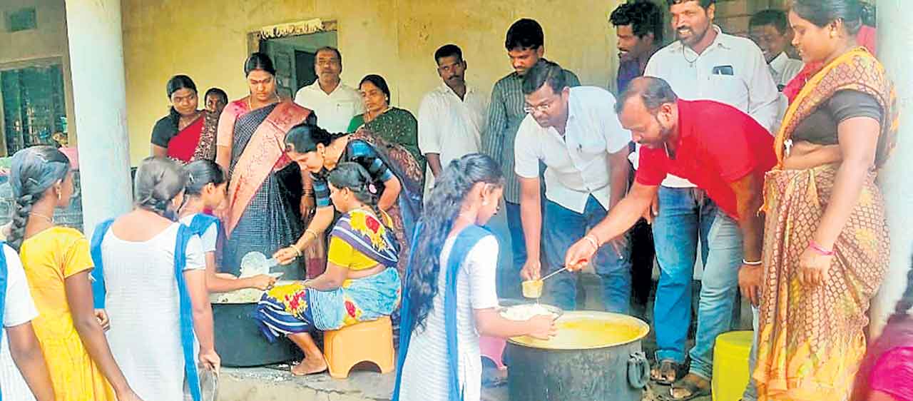 ఇంగ్లిష్‌ మీడియం కొనసాగించాలి
