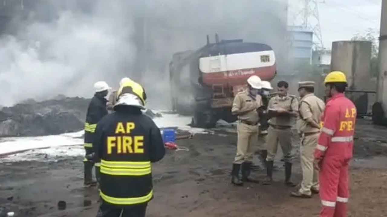 అనకాపల్లి పారిశ్రామిక పార్కులో అగ్నిప్రమాదం.. ఇద్దరికి గాయాలు
