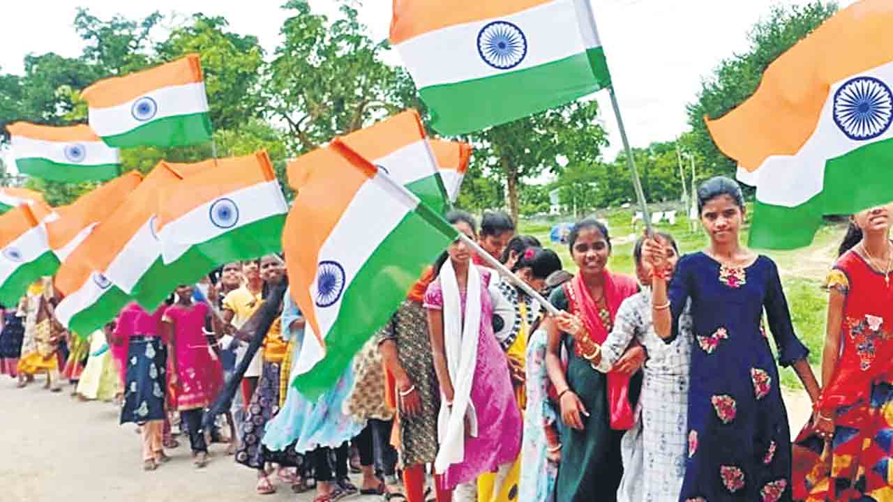 జాతీయ జెండాలతో ఊరూరా ఊరేగింపులు