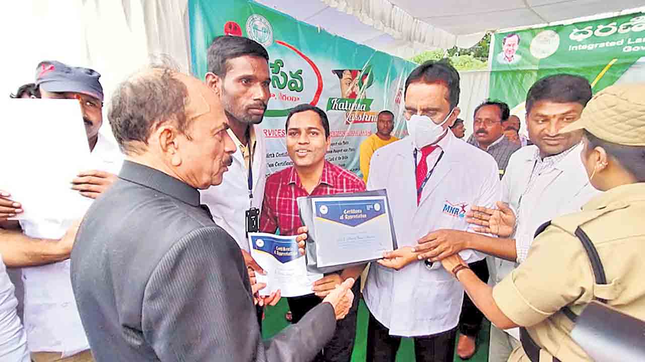 సంగారెడ్డిలో ఉత్తమ సేవలకు పురస్కారాలు