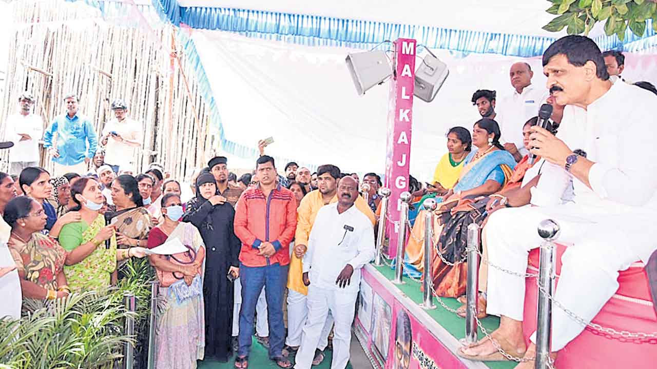 ప్రజా దర్బార్‌తో సమస్యలు పరిష్కారం