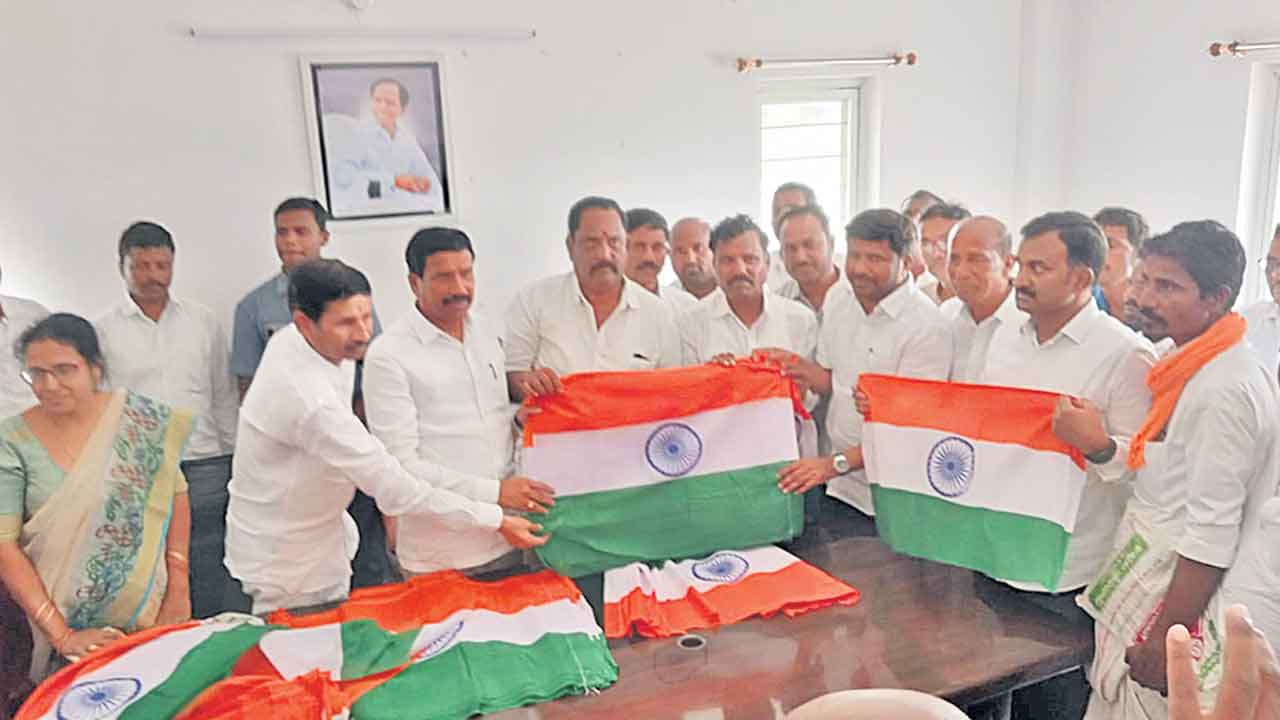 ప్రతి ఇంటిపై మువ్వన్నెల జెండా రెపరెపలాడాలి