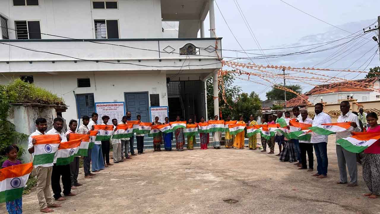 మొక్కలు నాటి.. దేశభక్తిని చాటి..