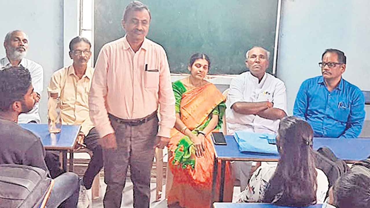 యువతపైనే దేశ భవిష్యత్‌