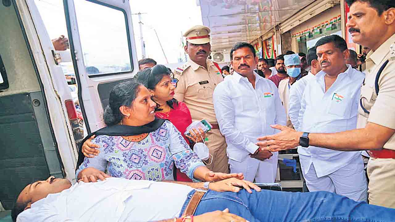 జెండా స్తంభానికి కరెంట్‌ షాక్‌