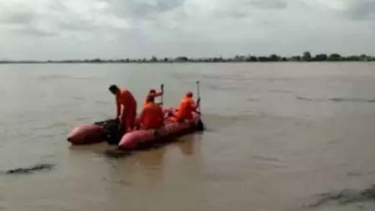ఫెర్రీఘాట్‌లో ఆరుగురు విద్యార్థులు గల్లంతు ..ఐదుగురిని కాపాడిన ఎన్డీఆర్‌ఎఫ్‌