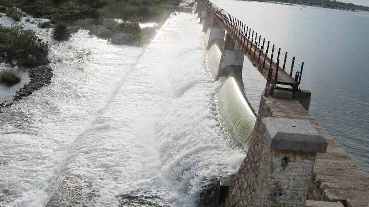 ఉబికి వస్తున్న పాతాళ గంగ