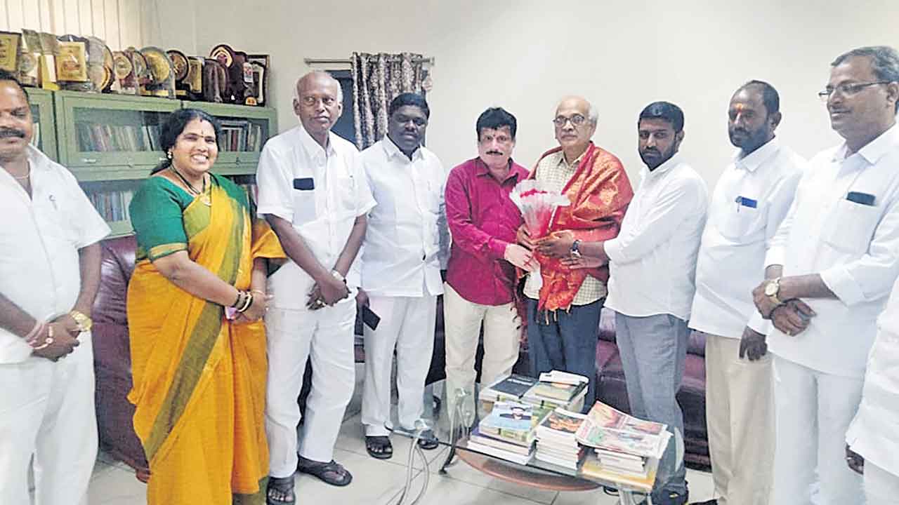 ఆయాచితం శ్రీధర్‌కు సత్కారం