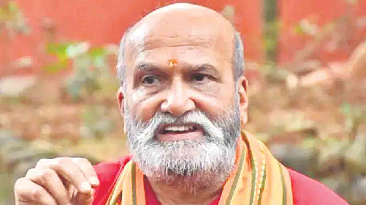 తాకారో.. చేతులు నరికేస్తాం