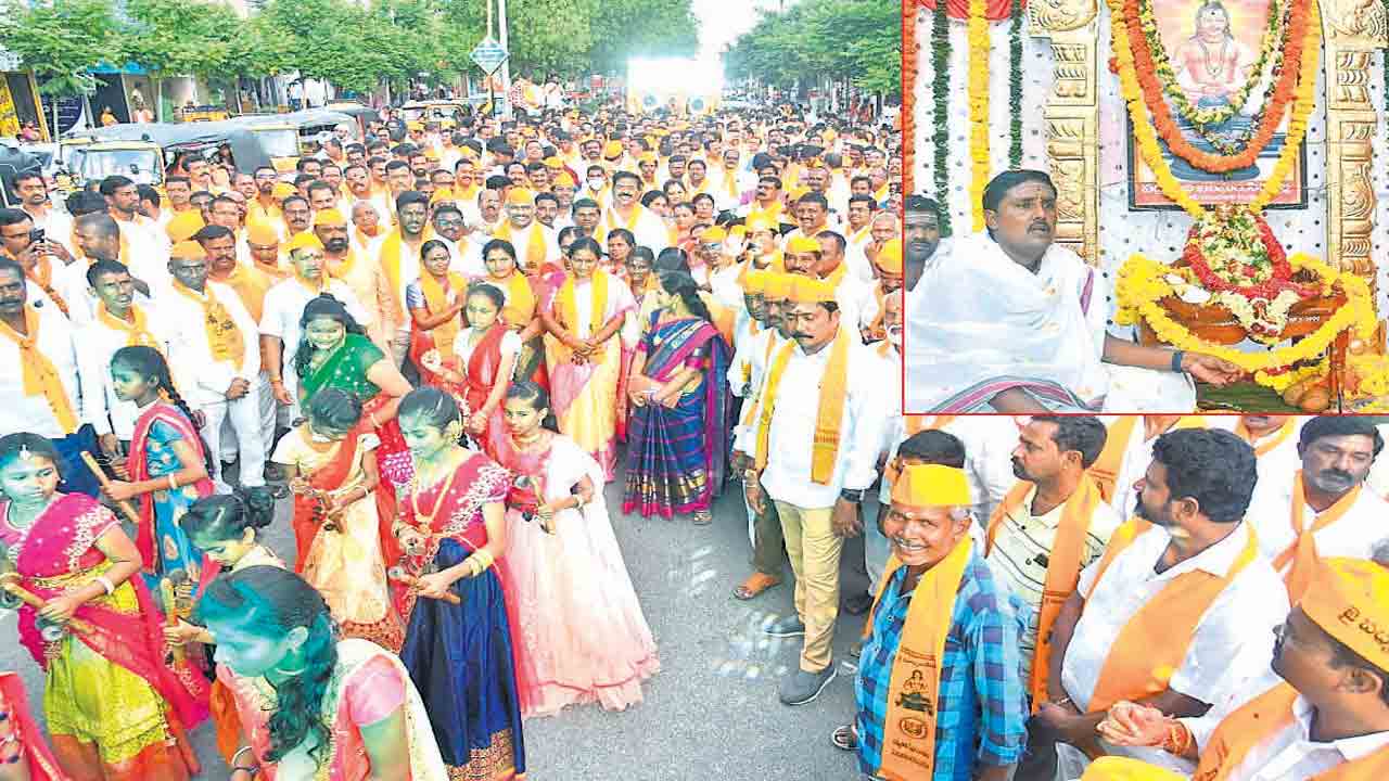 నేత్రపర్వంగా శోభాయాత్ర