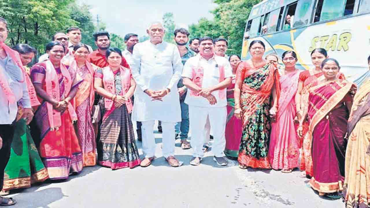 కదిలిన గులాబీ దళం