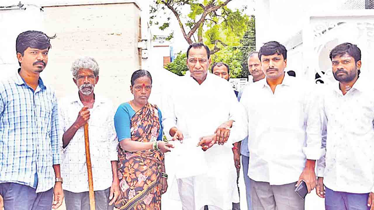 ఆదుకుంటున్న ముఖ్యమంత్రి సహాయనిధి