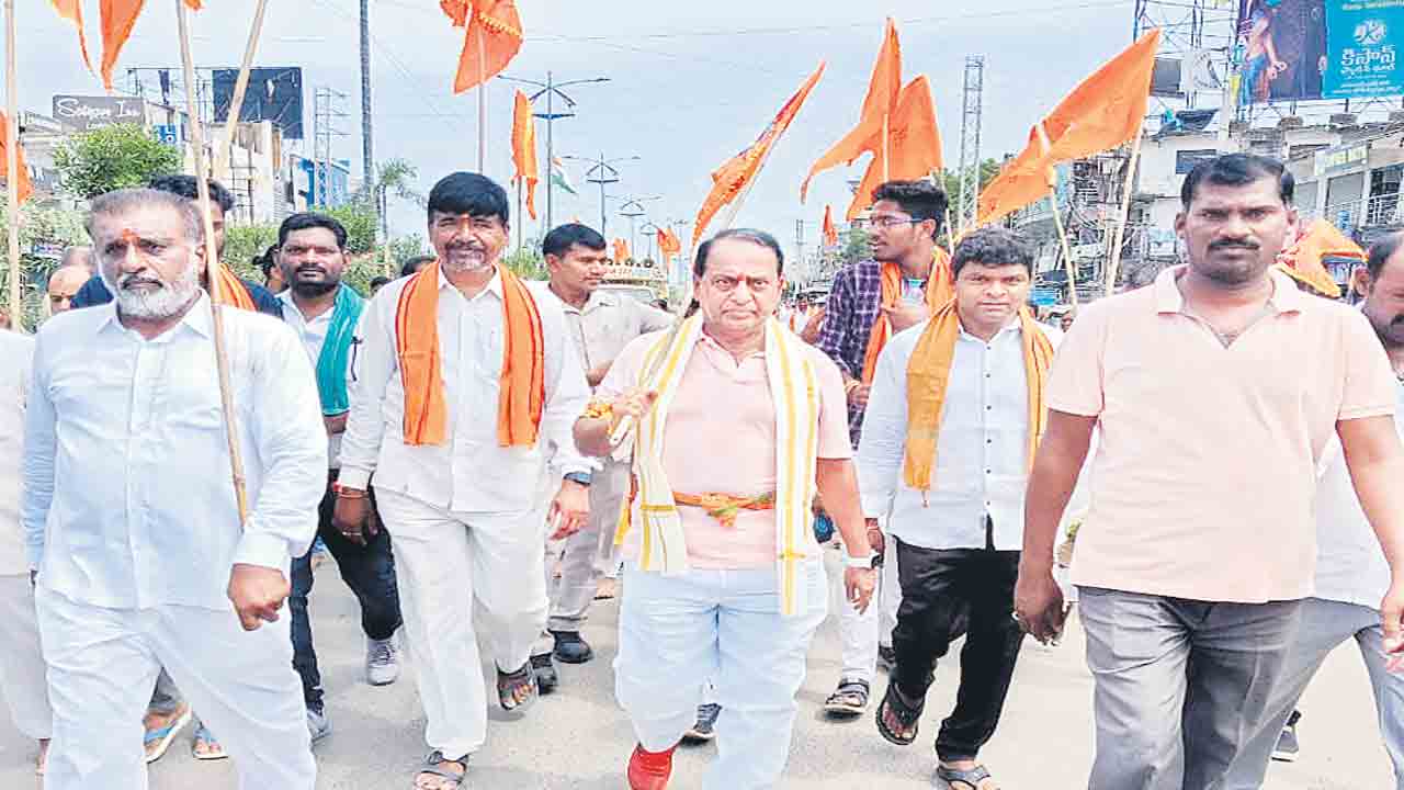 అడుగడుగునా నీరాజనం