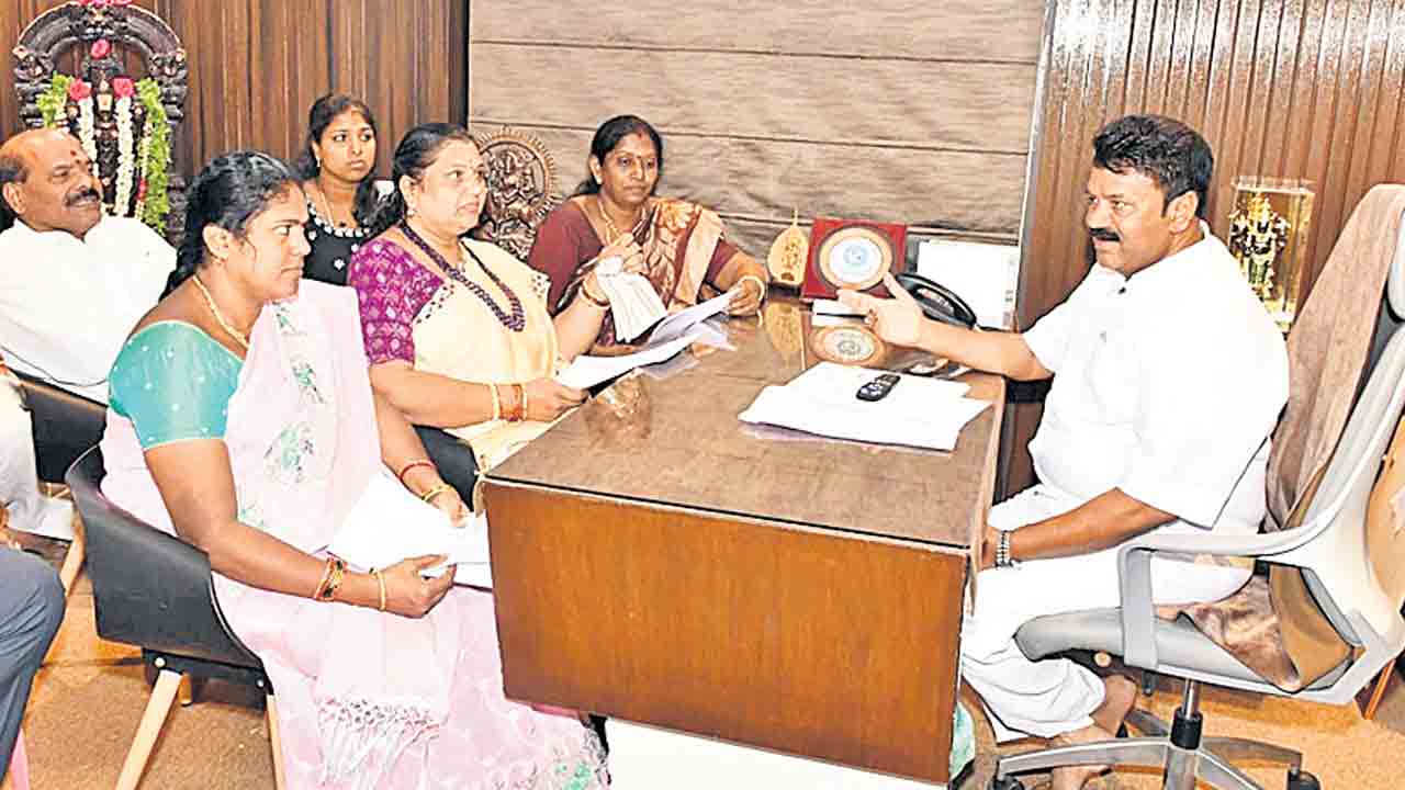 వజ్రోత్సవాన్ని ఘనంగా నిర్వహించాలి