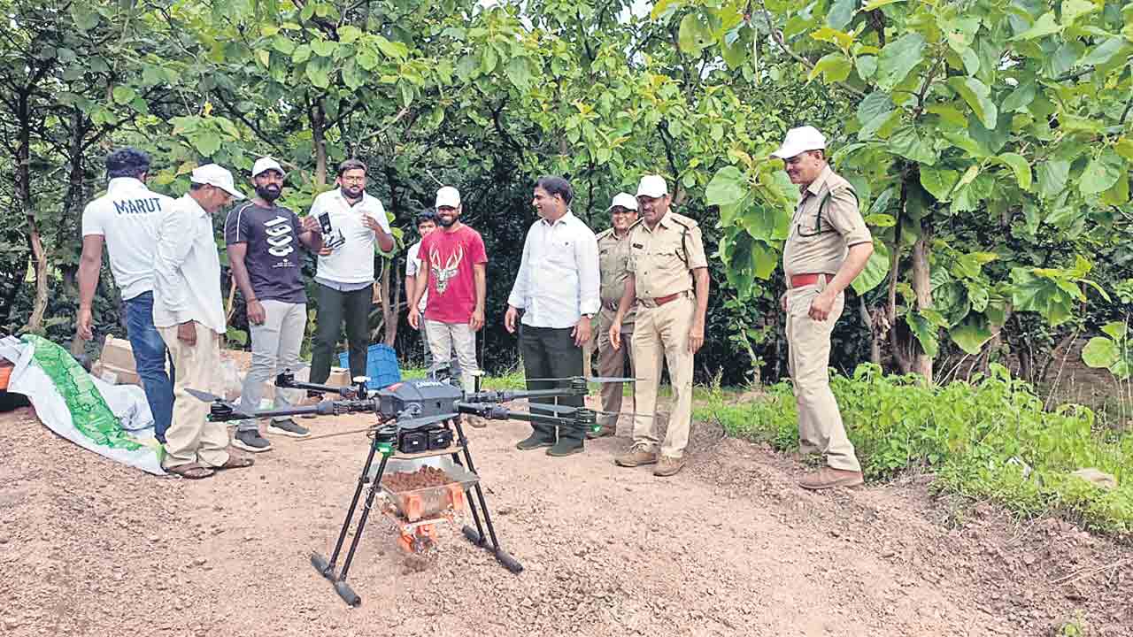 డ్రోన్‌తో 25 వేల విత్తన బంతులు