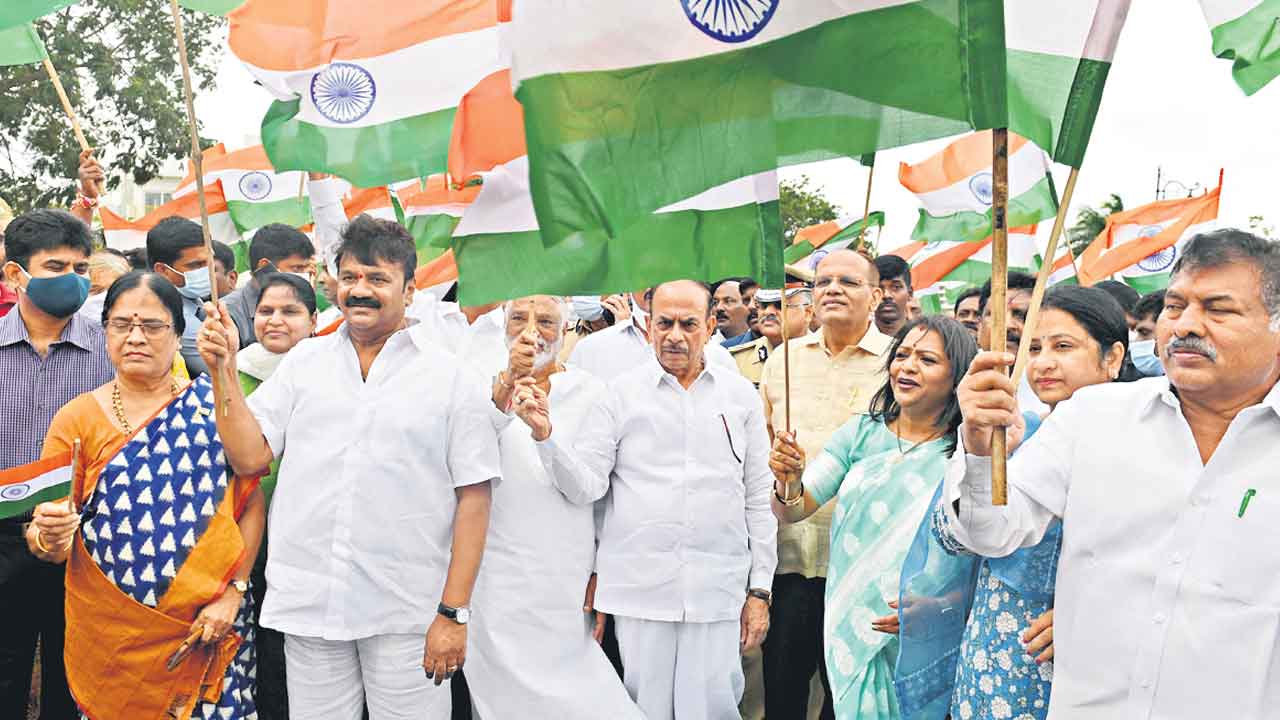 మువ్వన్నెల రెపరెపలు