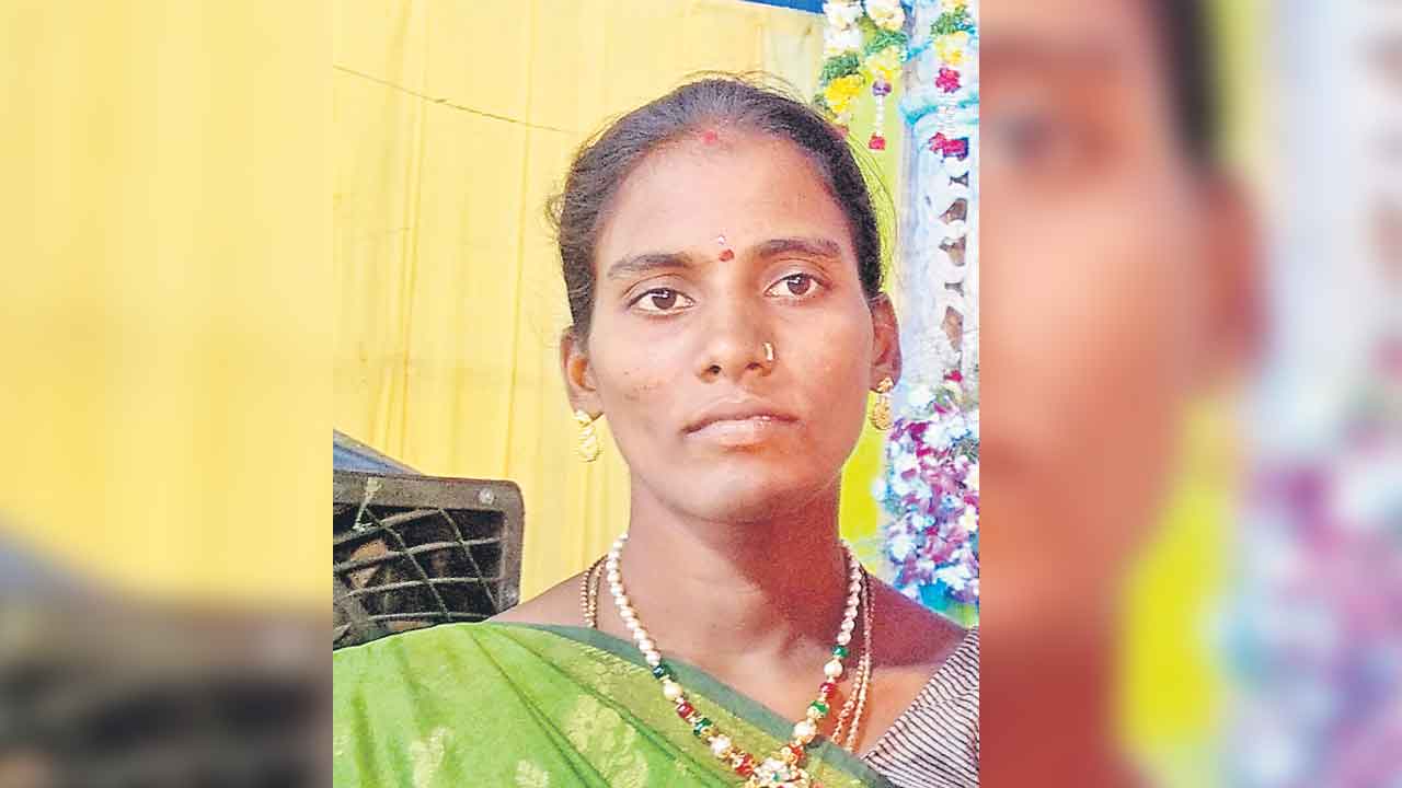 కత్తితో మెడ కోసి భార్య దారుణ హత్య