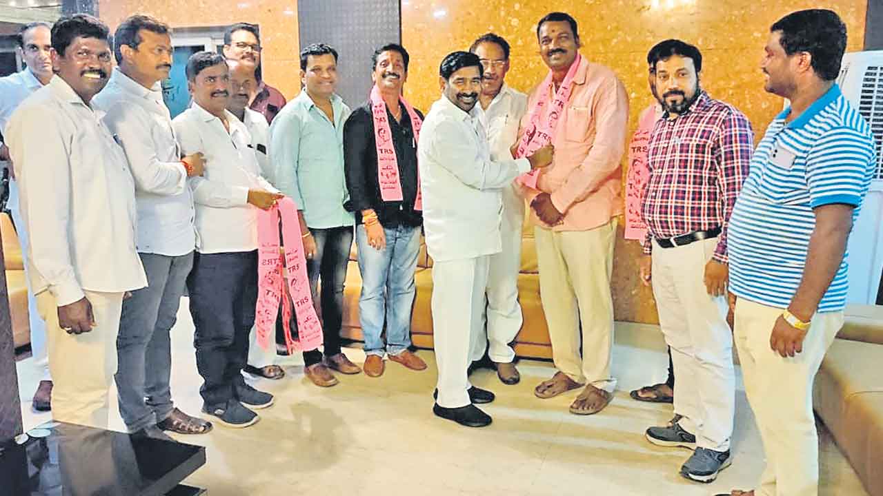 టీఆర్‌ఎస్‌లోకి కాంగ్రెస్‌ ప్రజాప్రతినిధులు