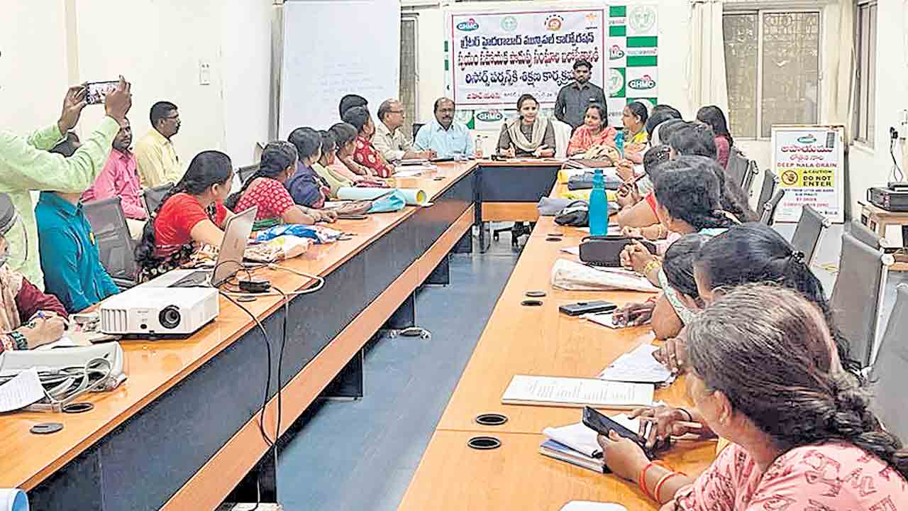 స్వయం సహాయక సంఘాలను బలోపేతం చేయాలి