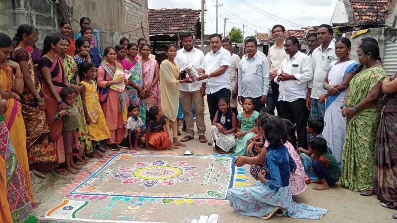 మహనీయులను స్మరించుకోవాలి