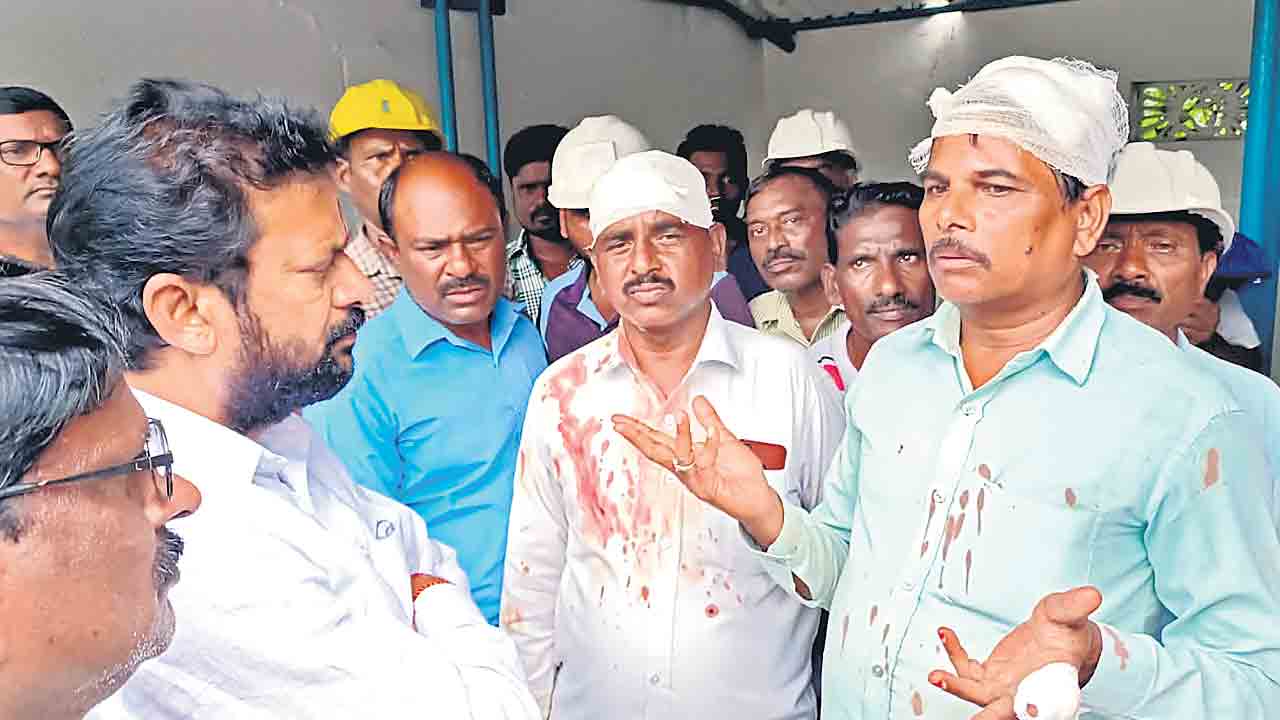 కాంట్రాక్ట్‌ కార్మికులపై విరిగిన లాఠీ