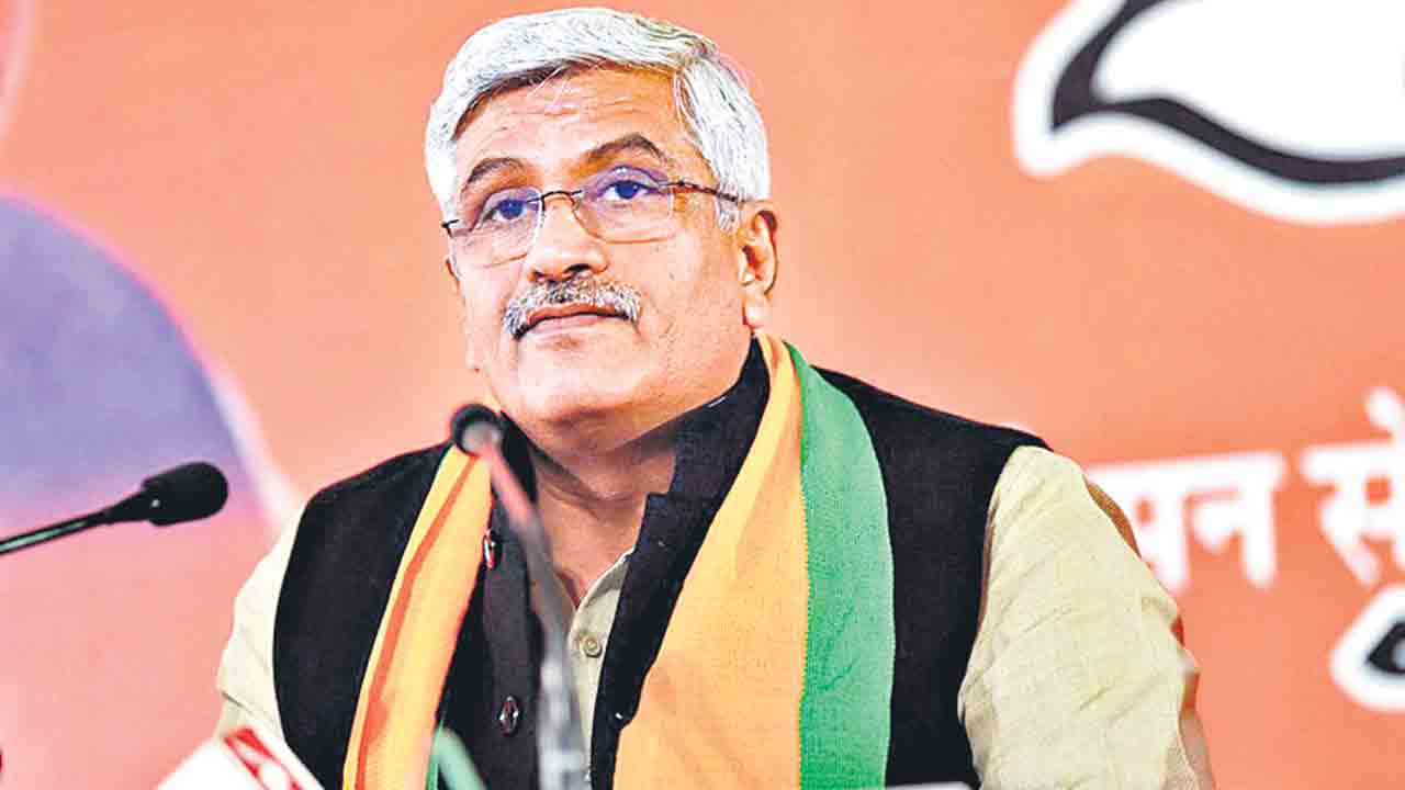 భగవద్గీత లాంటిదే మోదీ పుస్తకం