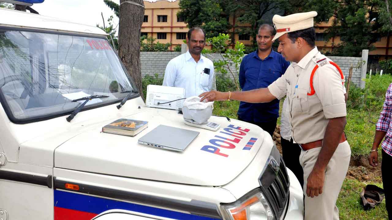 గంజాయి తరలిస్తున్న ఇద్దరి పట్టివేత