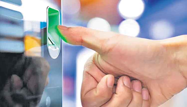 వేలి చర్మాన్ని కత్తిరించి.. మిత్రుడికి అతికించి