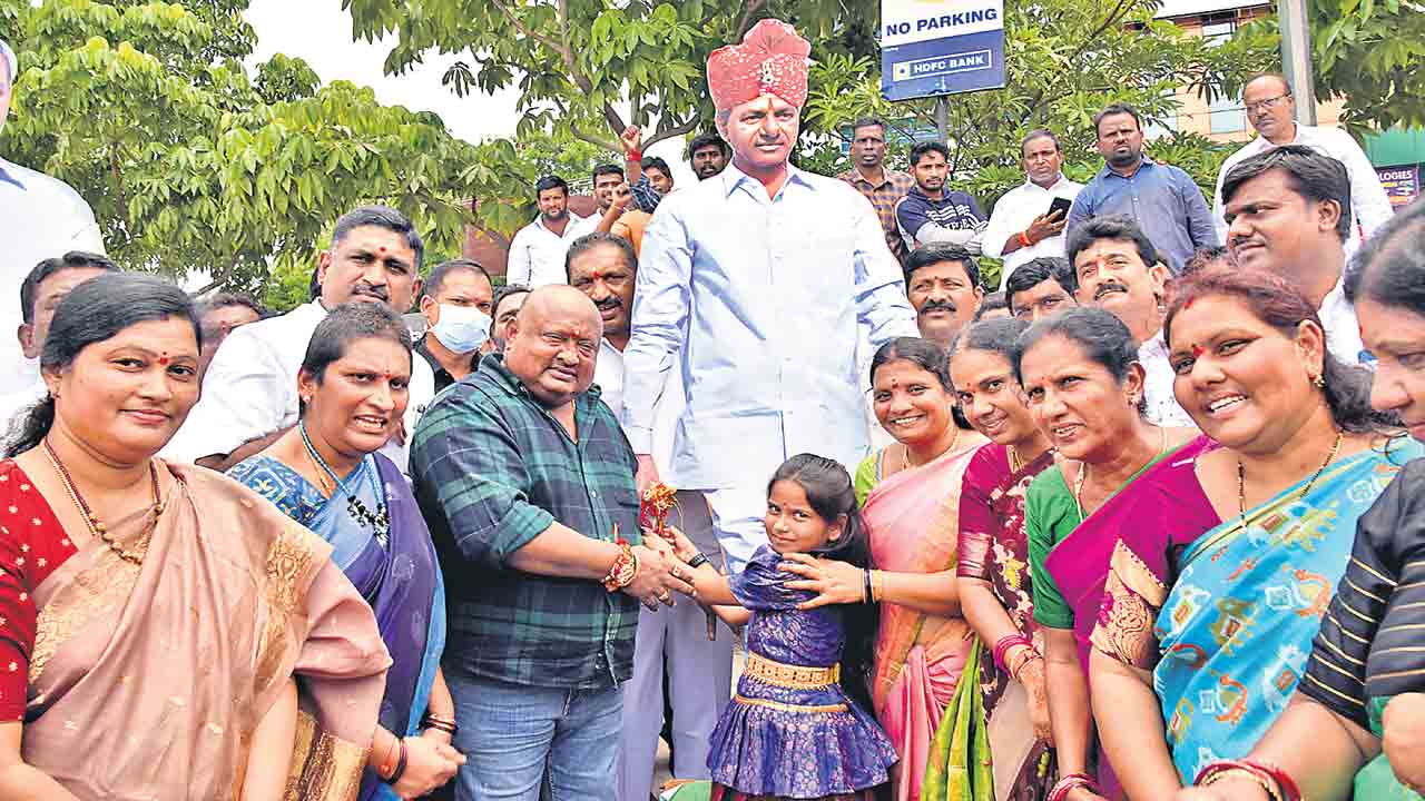 రాఖీ కట్టి.. అభిమానం చాటి!