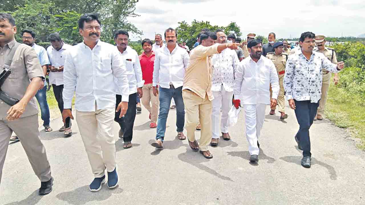 అభివృద్ధి నిరోధకుడిని తరమాలి