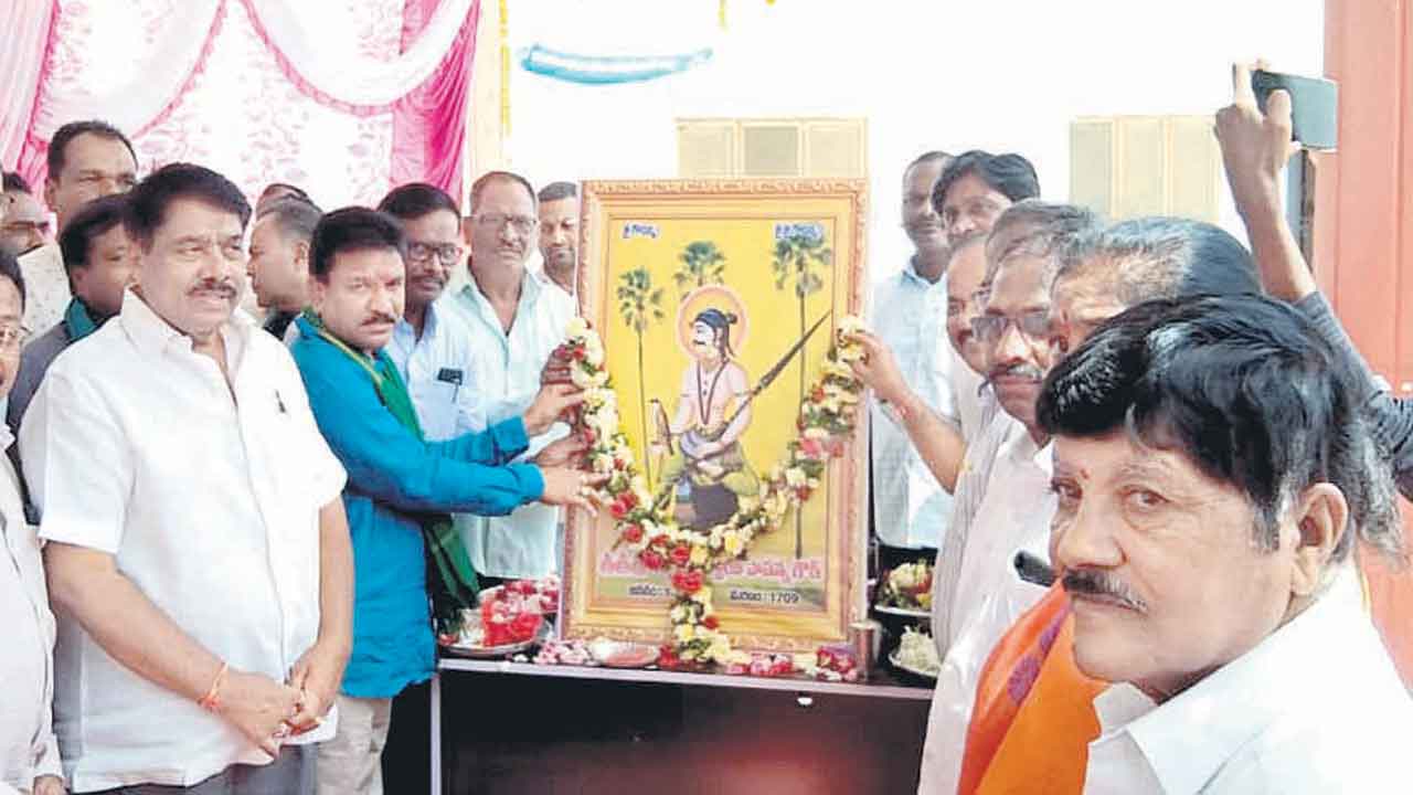 పోరాటయోధులను స్మరించుకోవాలి