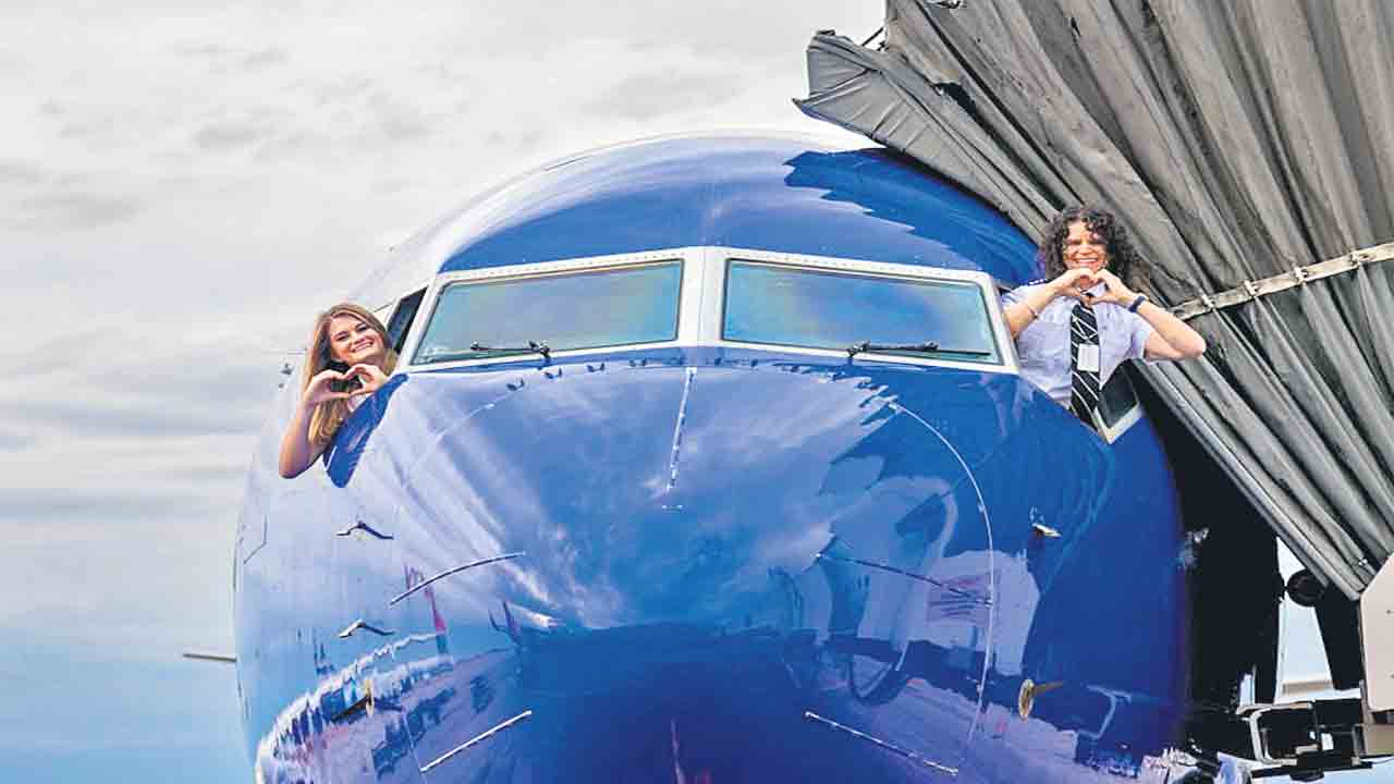 విమానాన్ని నడిపిన తల్లీకూతుళ్లు