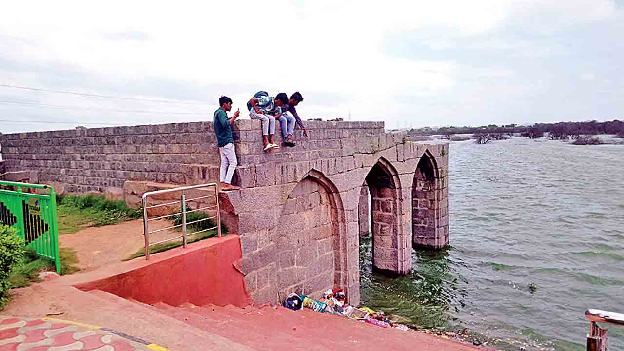 నిండుకుండలా మారిన మాసాబ్‌ చెరువు