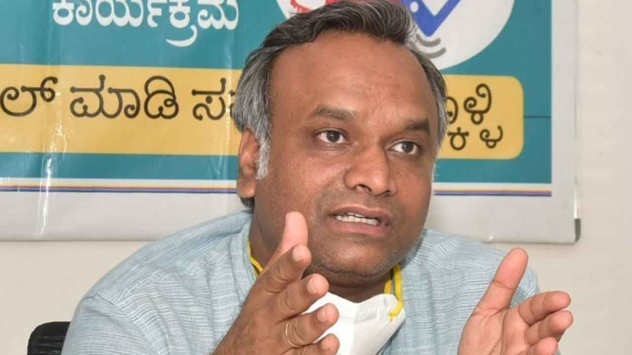 అబ్బాయైతే లంచం.. అమ్మాయైతే పడుకోవాలి