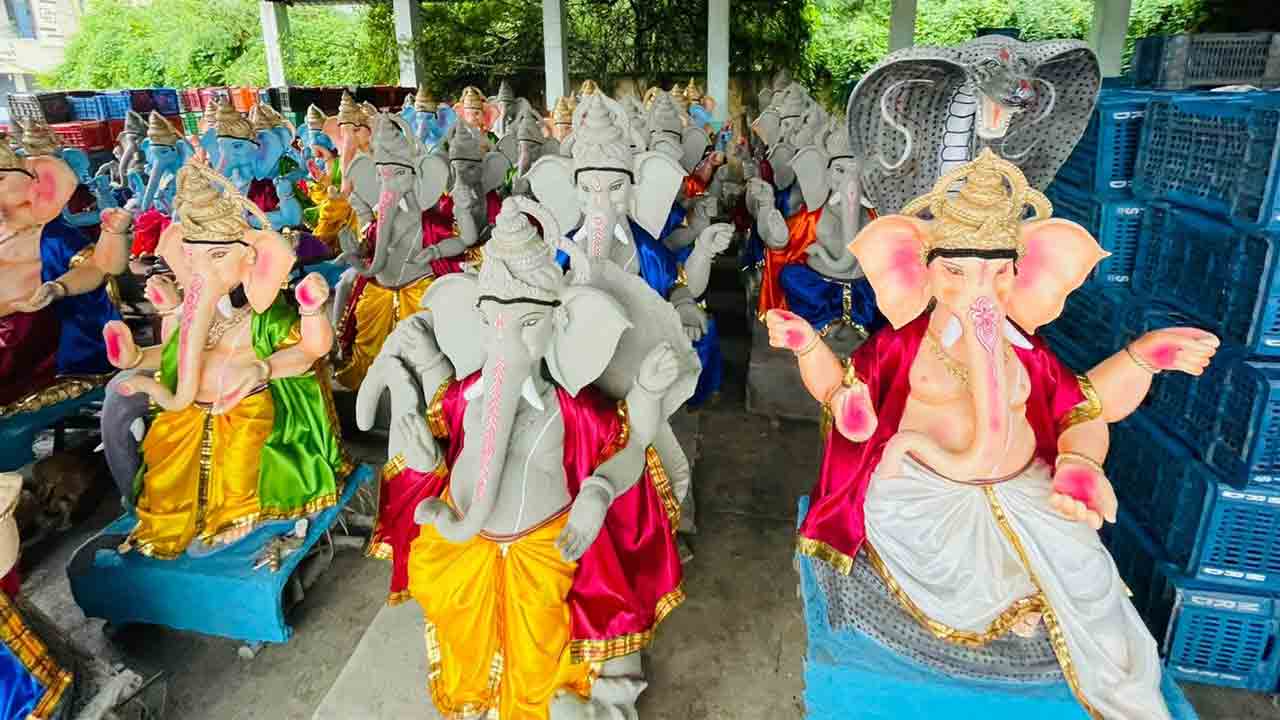 పర్యావరణ పరిరక్షణకు మట్టి విగ్రహాలు ఎంతో మేలు