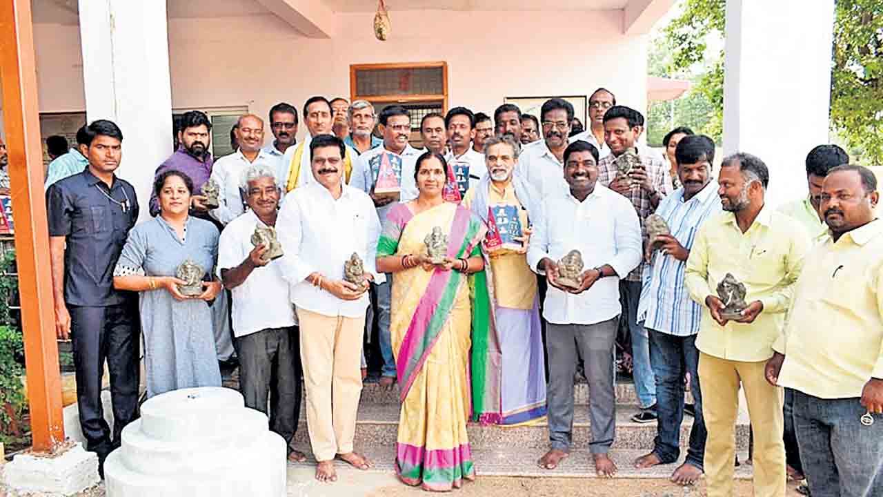 మట్టి విగ్రహాలనే పూజించాలి