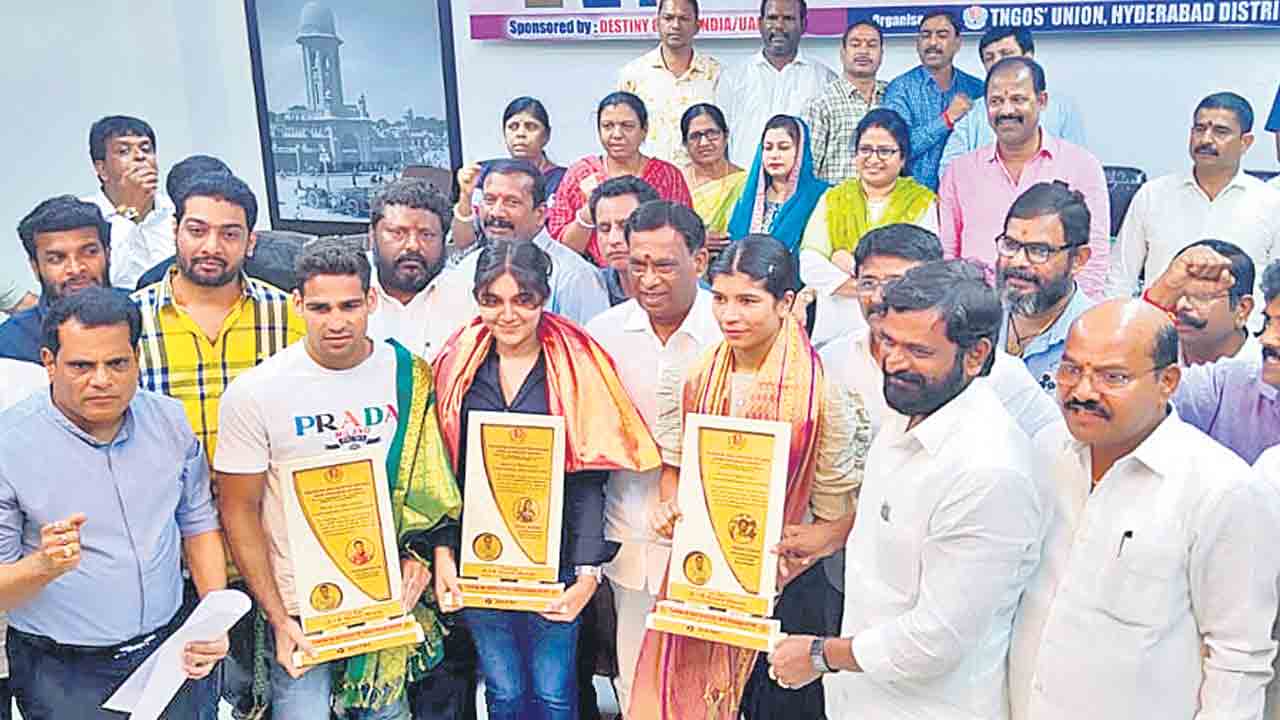 చాంపియన్లకు నగదు ప్రోత్సాహకాలు