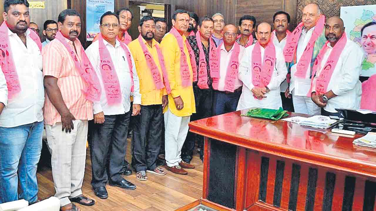కారెక్కిన గోషామహల్ బీజేపీ నేతలు